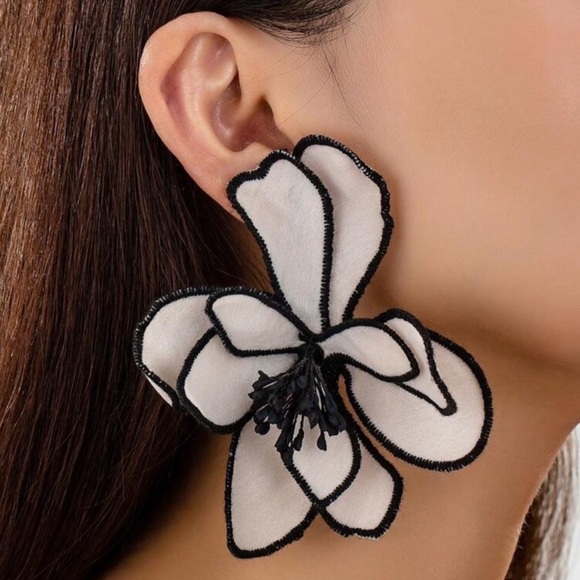 ✨NEW Elegant Black and White Floral Earrings - Picture 1 of 5